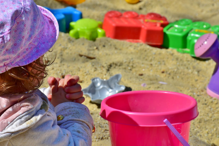 A homokozó játékok varázslata: miért jó, és mire figyeljünk?